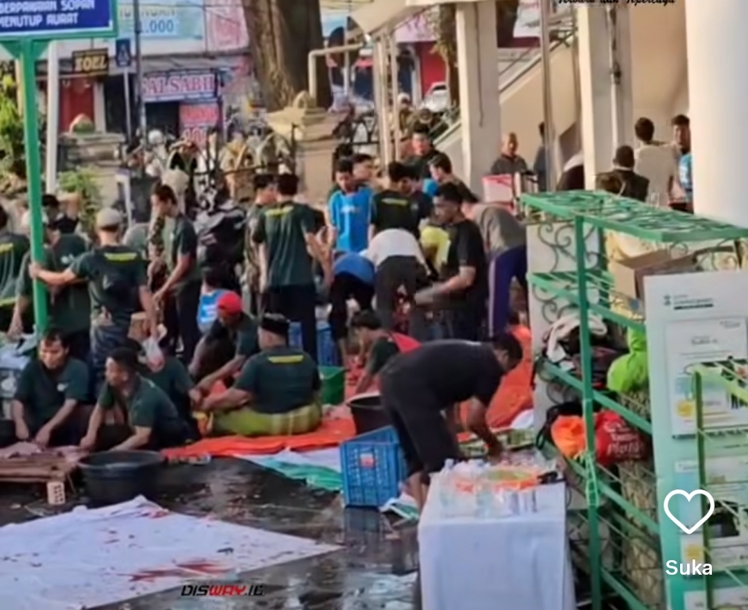 Sabar Menanti Antrean Kupon, Warga Palembang Padati Masjid Agung Ambil Daging Kurban