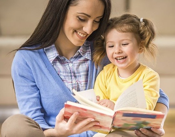  Ayah Bunda Wajib Tahu! Inilah 7 Manfaat Mengajarkan Anak Membaca Buku Sejak Dini