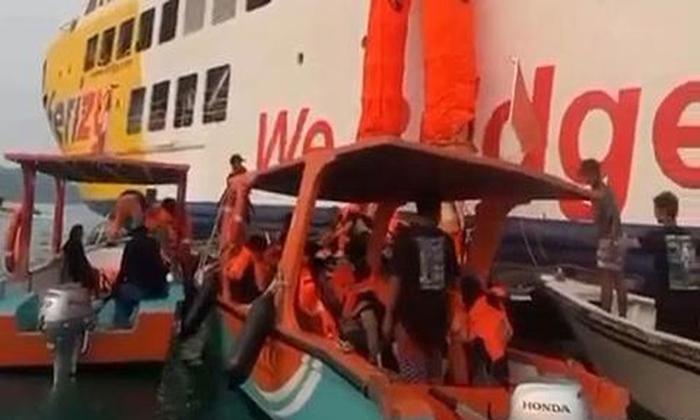 KMP Batumandi Terbakar, Penumpang Dievakuasi Menggunakan Perosotan Darurat