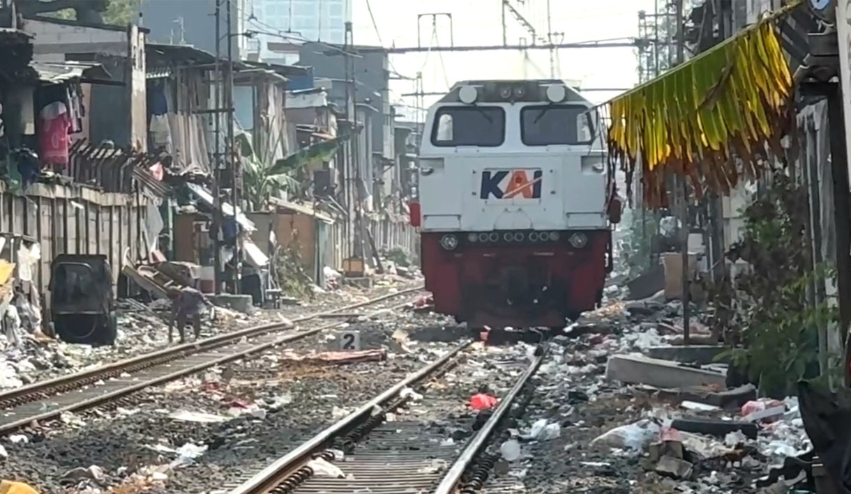 KAI Divre III Imbau Warga Jangan Buang Sampah di Sepanjang Rel Kereta Api