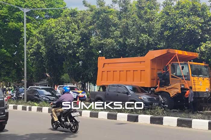 Truk Tambang Ringsek, Jl Demang Lebar Daun Palembang Macet