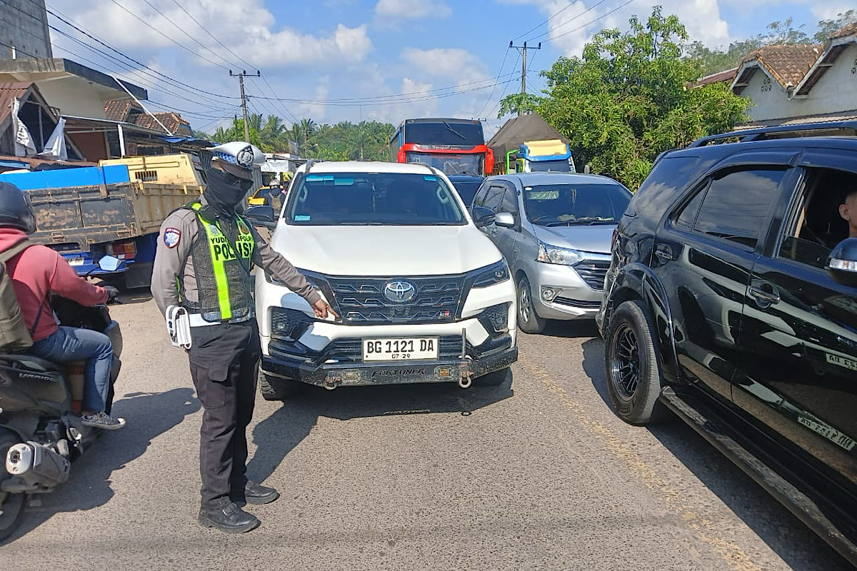 Nekat Serobot Antrean di Perlintasan KA, Polisi Paksa Mundur Mobil Pemudik