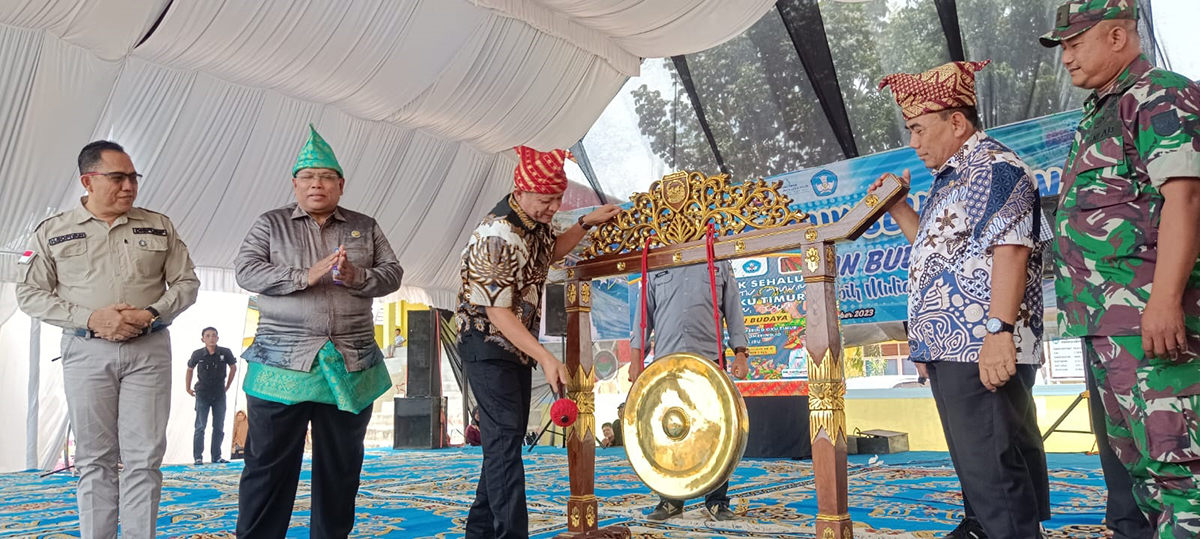 Lestarikan Seni Budaya OKU Timur, Bupati Enos Buka Festival Sebiduk Sehaluan