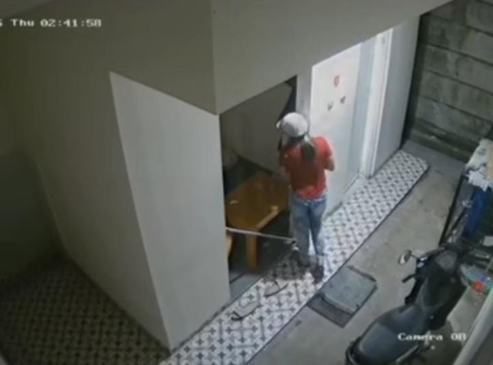 Mengendap-endap Dini Hari Cari mangsa, Perempuan Baju Merah di Palembang Selipkan Hp Curian Dalam Bra