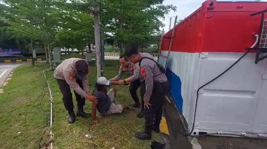 Personel Pos Pam Rest Area KM 306 Tol Pematang Panggang-Kayuagung Bantu Sopir Kelelahan