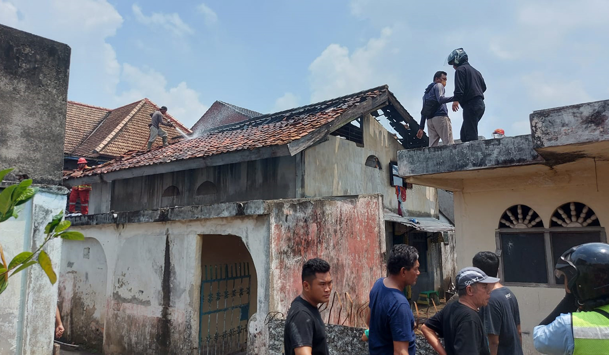 Diduga Korsleting Listrik, Rumah Kontrakan di Jalan DI Panjaitan Hangus Terbakar