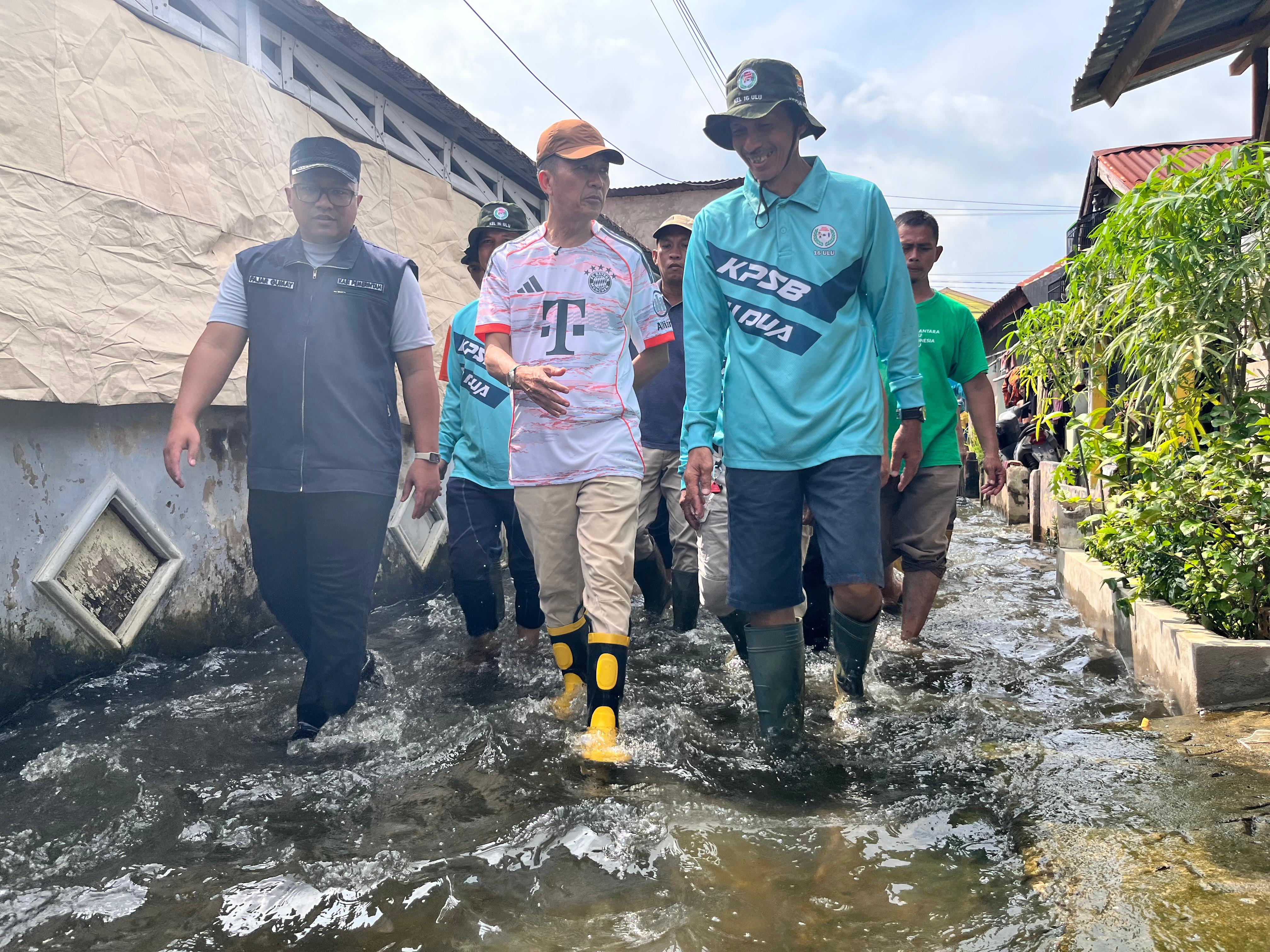 Wali Kota Ratu Dewa Tinjau Genangan Air di SU II, Kerahkan PUPR dan Salurkan Bantuan untuk Warga