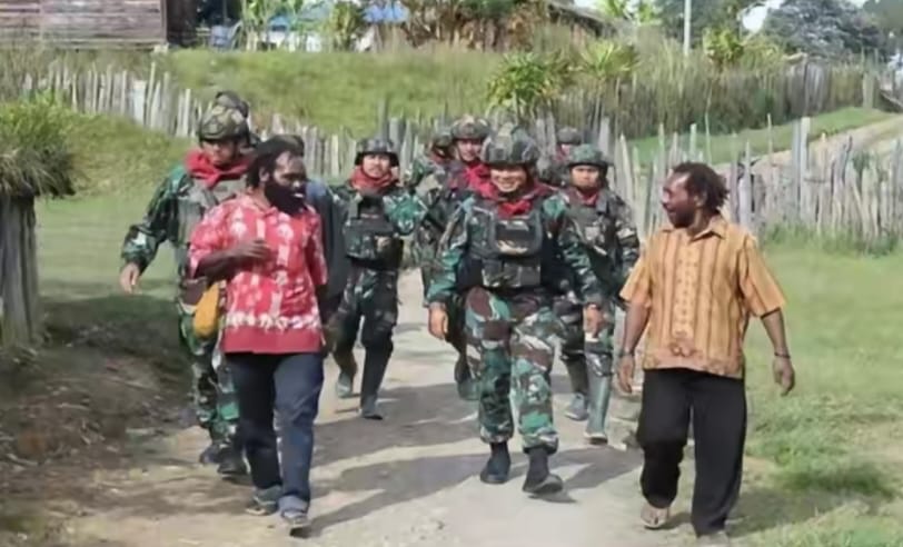 TERKINI! KKB Makin Terpuruk, Warga Intan Jaya Papua Makin Cinta TNI-Polri, Serahkan Diri, Senjata dan Amunisi