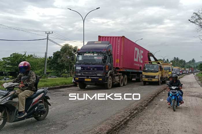 Truk Kontainer Mogok, Jl Noerdin Panji Macet