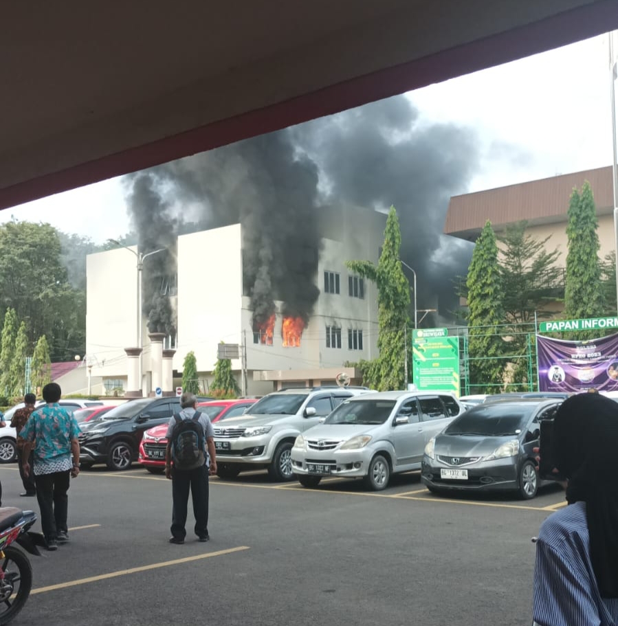 BREAKING NEWS: Gedung di Politeknik Negeri Sriwijaya Bukit Besar Terbakar