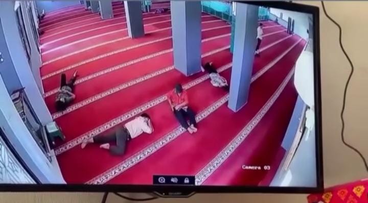 Pak Tua Maling di Palembang Terekam Kamera, Beraksi di Tengah Jalan hingga Mengendap-Endap di Masjid 