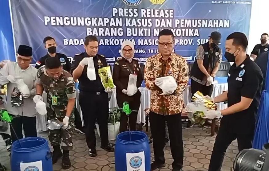 BNNP Sumsel Musnahkan 13 Kilogram Sabu Senilai Belasan Miliar Rupiah Asal Malaysia dengan Cara Diblender
