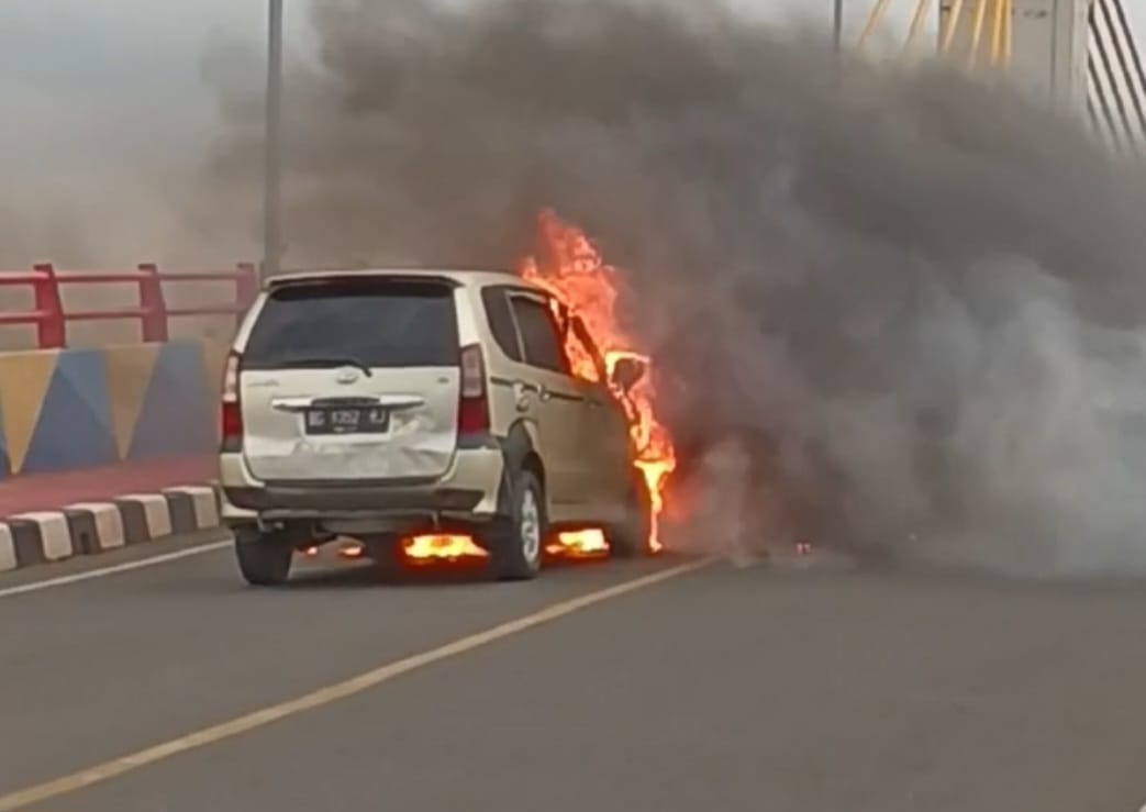 Melintas di Atas Jembatan Musi IV Palembang, Mobil Toyota Avanza Hangus Terbakar 