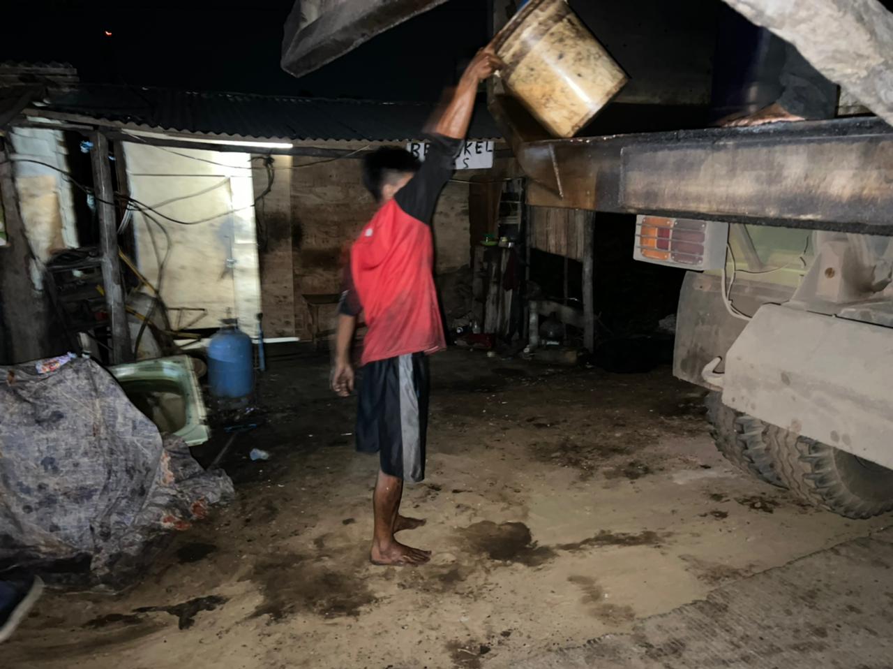Gerebek Gudang Penampungan Ilegal Solar di Kertapati Palembang, 4 Orang Diamankan Polisi