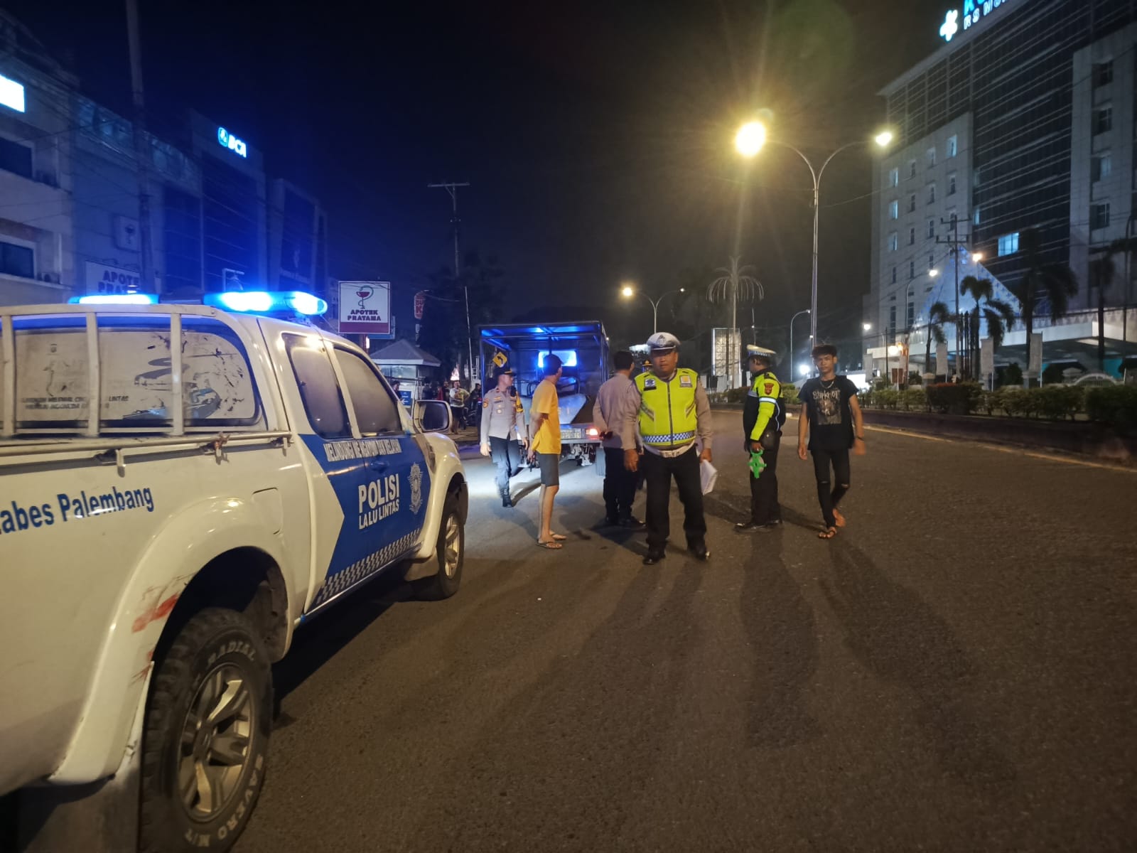 Dua Mobil Mahasiswa di Palembang Kebut-kebutan di Jalan Tabrak Pasutri Menyebrang Jalan, Satu Tewas 