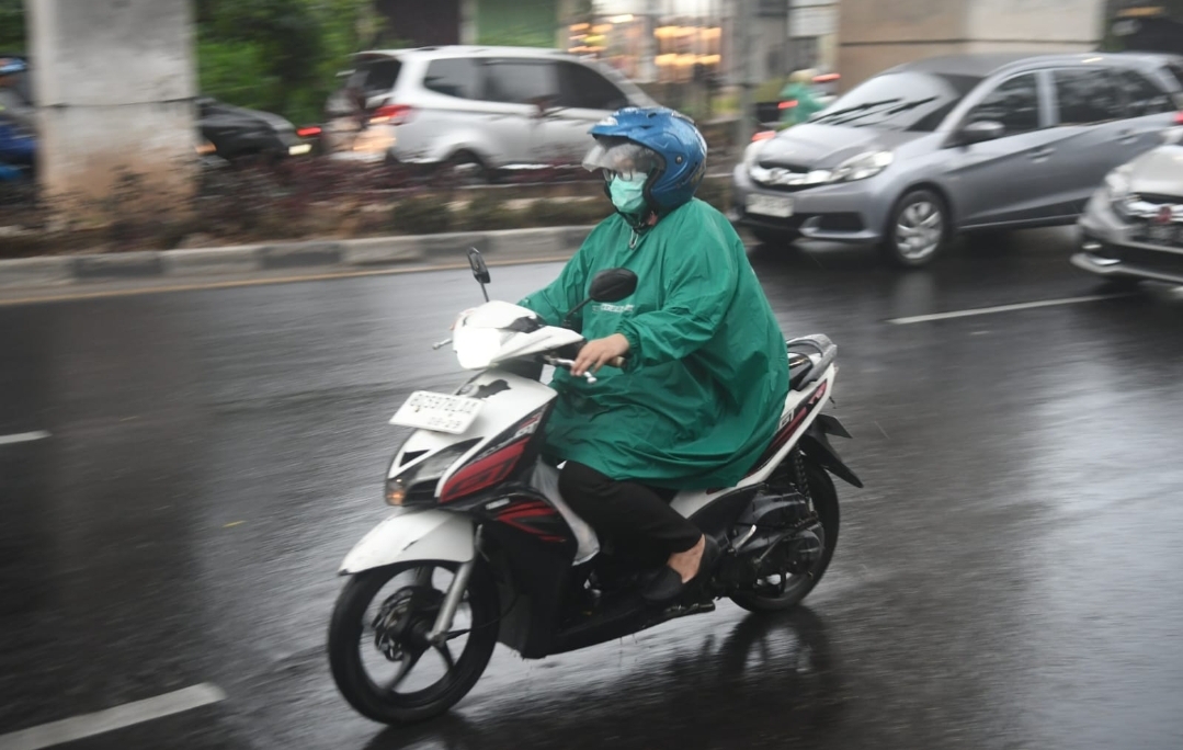 Waspada, Palembang Diterpa Cuaca Ekstrem Dari Udara Kabur Pagi Hari hingga Hujan Petir Sore Ini