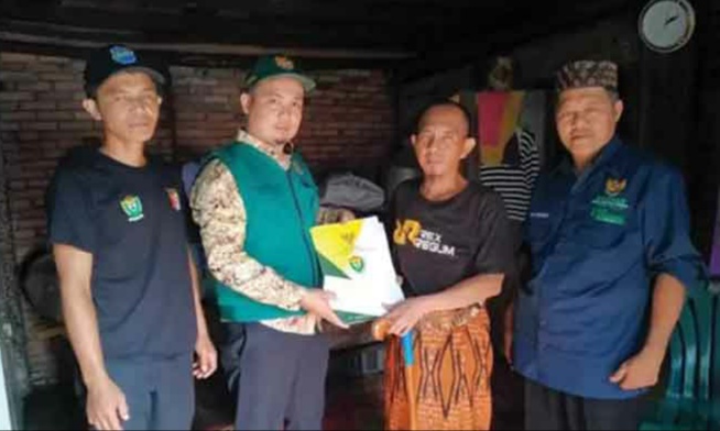Baznas Muara Enim Salurkan Bantuan Biaya Berobat Warga Desa Ujamas Baru