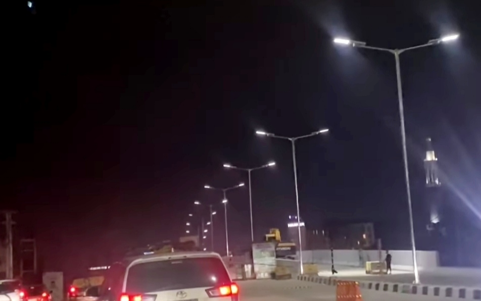 Terang Benderang! Lampu Jalan di Flyover Simpang Sekip Palembang Sudah Mulai Menyala