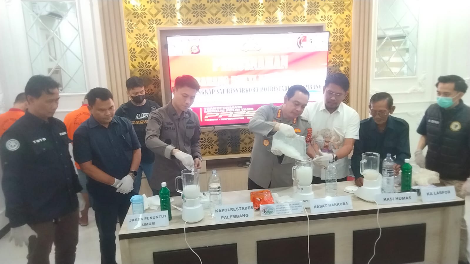 Hindari Penyalahgunaan Dampak pada Karir, Satres Narkoba Polrestabes Palembang Blender 1,144 Kg Sabu Jadi Jus 
