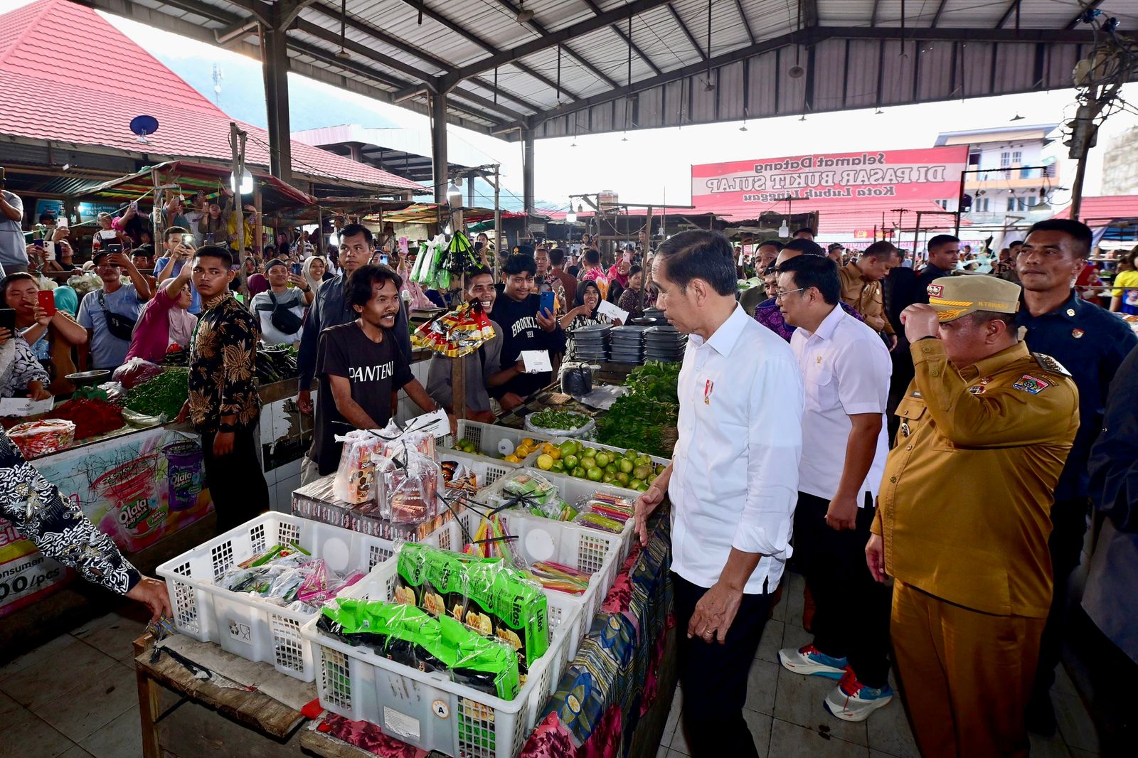 Presiden Jokowi Akhiri Kunker Dengan Meninjau Harga Sembako di Pasar Bukit Sulap Kota Lubuk Linggau