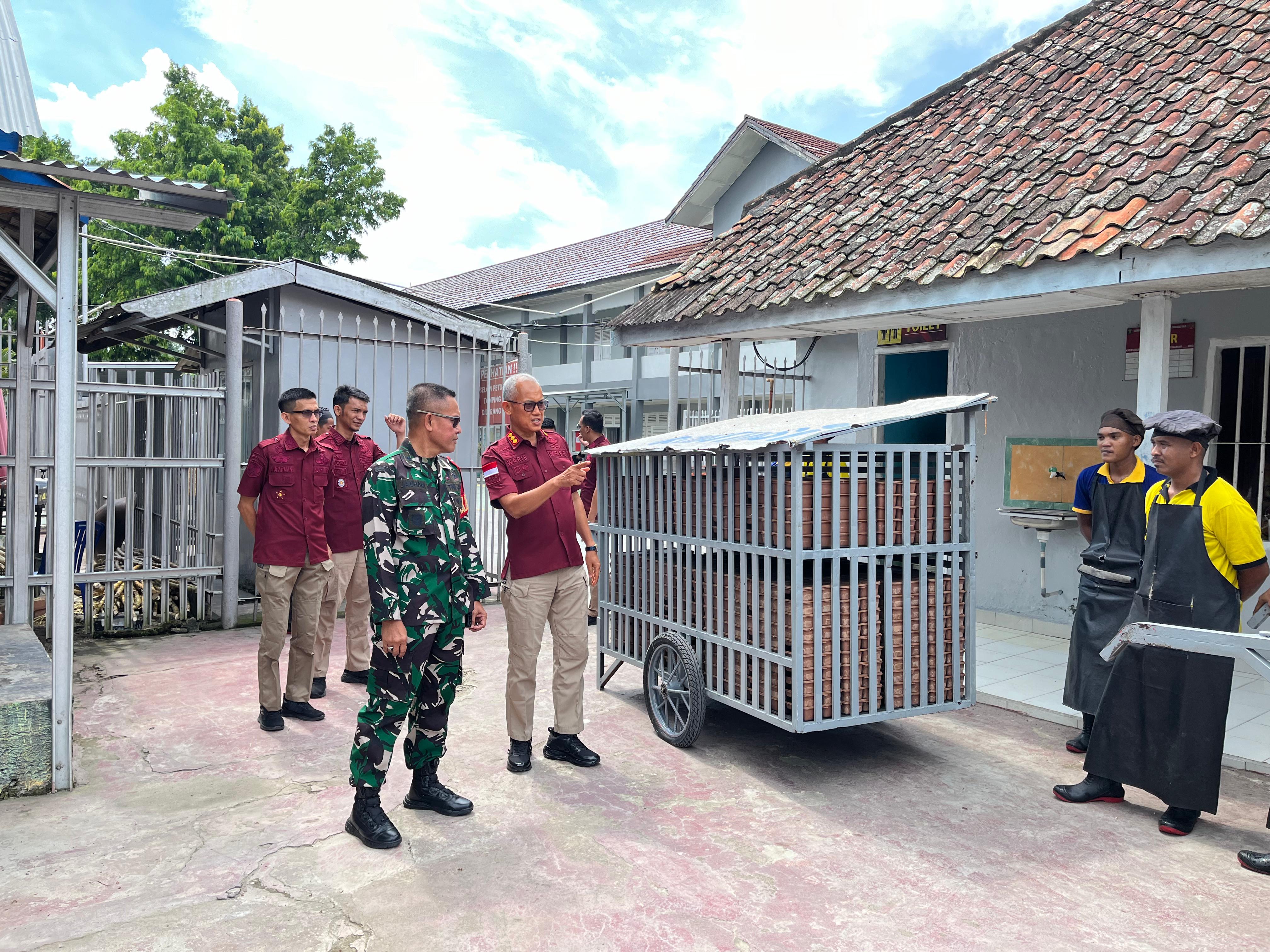 Personel TNI dan Polri, Siap Back Up Pengamanan di Lapas Tanjung Raja Ogan Ilir