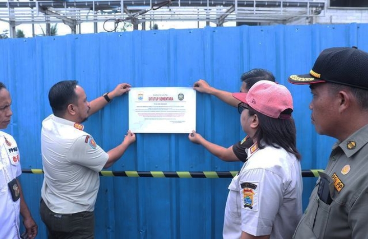 Tak Miliki Izin, Sat Pol PP Segel Bangunan Cold Storage di Jalan Soekarno Hatta Palembang 