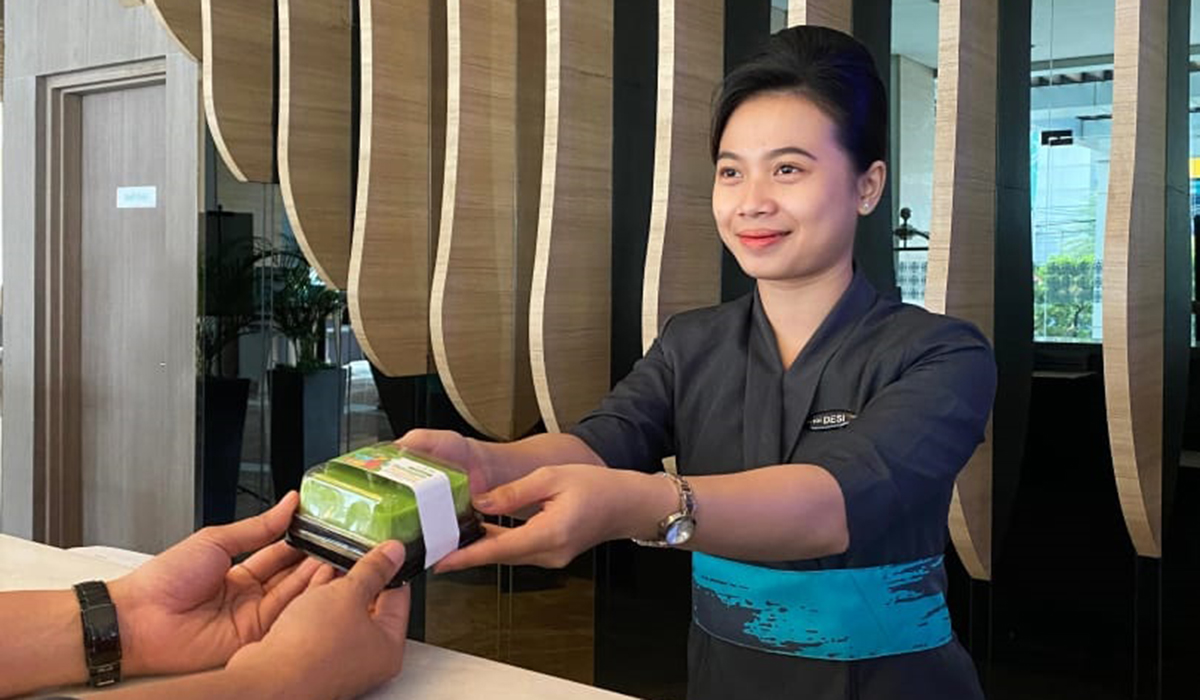 Rayakan Hari Pelanggan, Hotel THE 1O1 Palembang Rajawali Bagikan Kue 'Ketan Srikaya' Khas Palembang