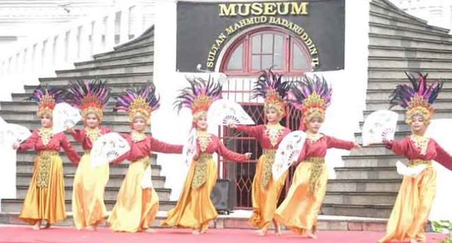 Pelajar Adu Kreasi Seni Tari pada Festival Palembang The Beginning di Pelataran Museum SMB II Palembang