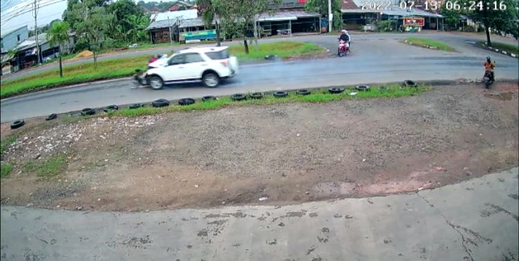 Kronologi Pengendara Motor Melayang Dihantam Terios di Jalan Noerdin Pandji