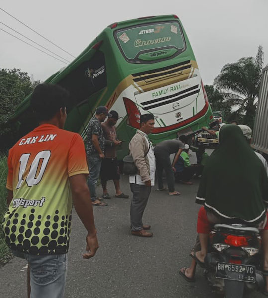 Bus CJH Asal Merangin Kecelakaan