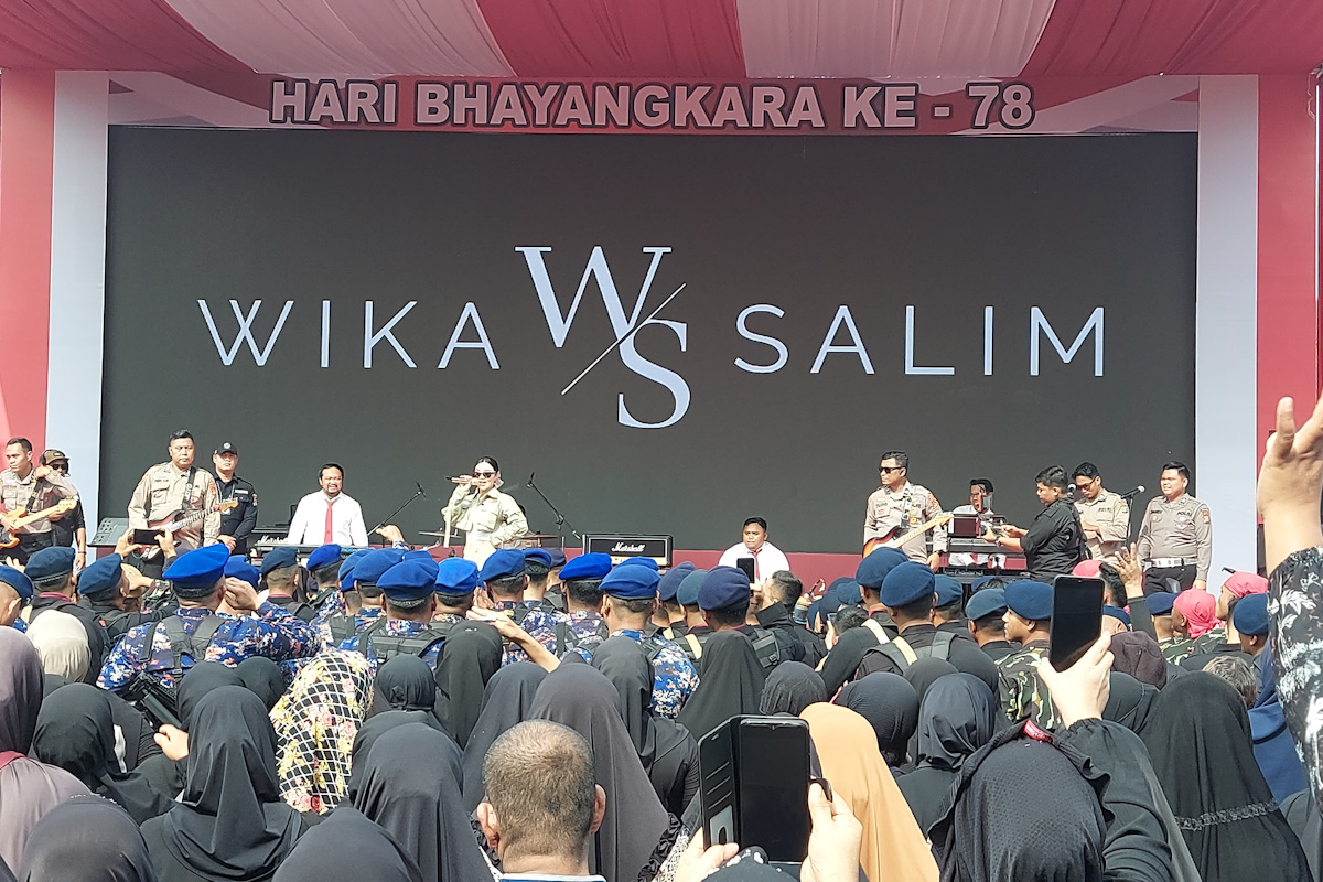 Wika Salim Ajak Personel dan Warga Bergoyang di HUT Bhayangkara ke-78 Polda Sumsel.
