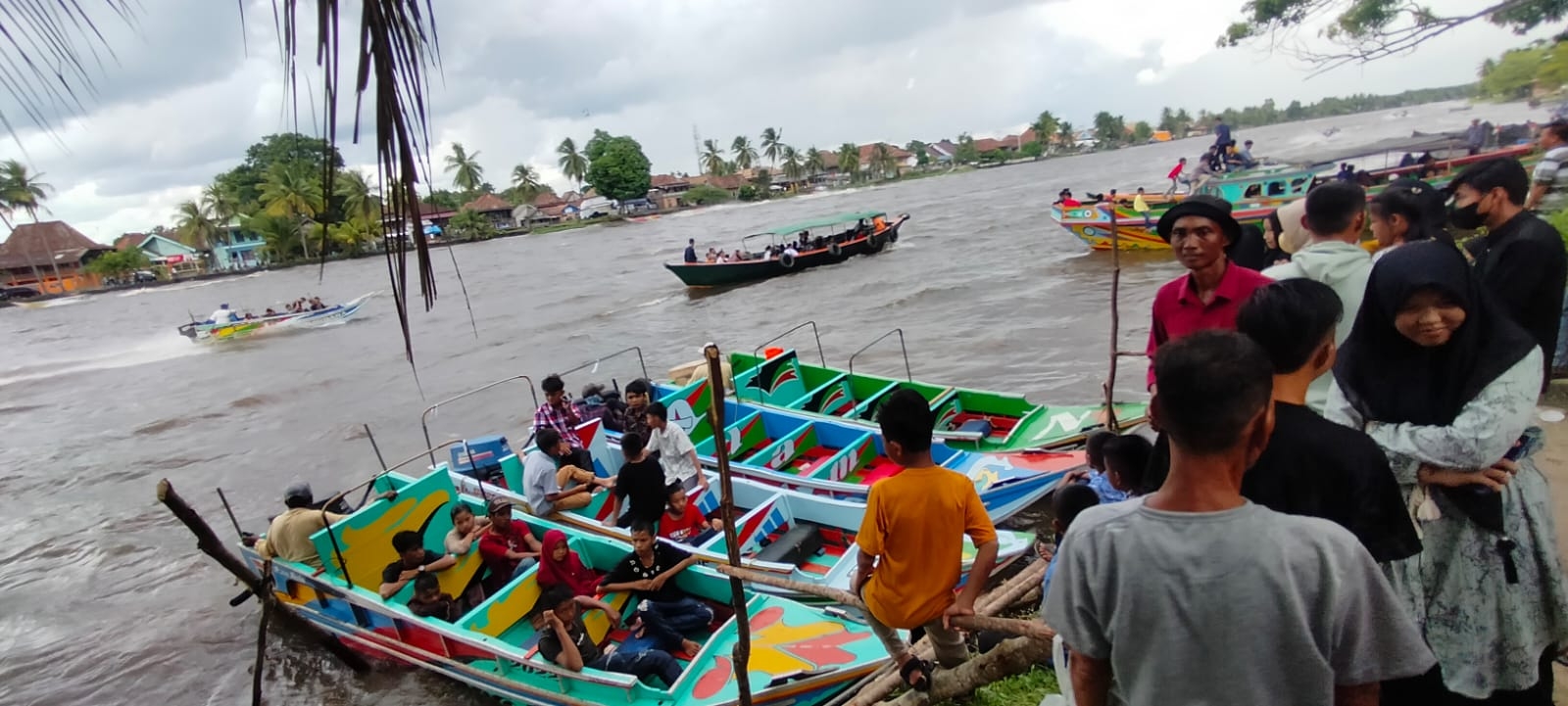 Keseruan Naik Stempel di Sungai Komering, Wisata Murah Meriah di Hari Raya Idul Fitri