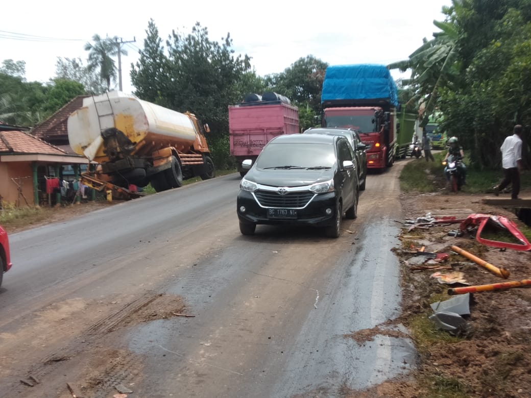 Jalintim Palembang-Jambi Macet 15 km