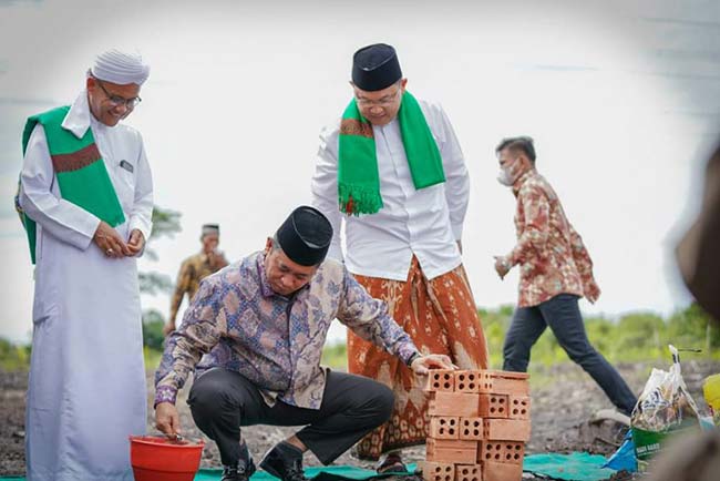 Bupati Banyuasin Letakkan Batu Pertama Pembangunan Masjid dan Ponpes Darul ilmi Tauhid Assamaniyyah Sumsel
