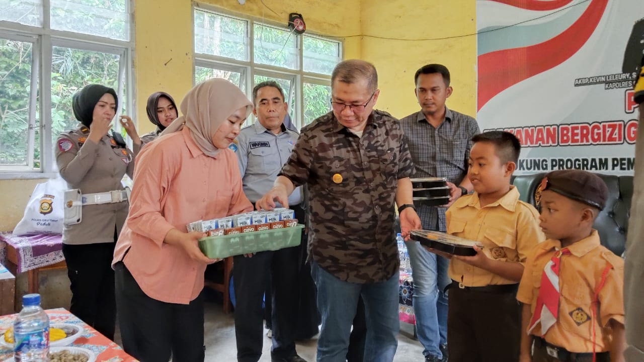 Mewujudkan Generasi Emas, Pjs. Bupati dan Kapolres OKU Timur Salurkan Makanan Bergizi untuk Cegah Stunting