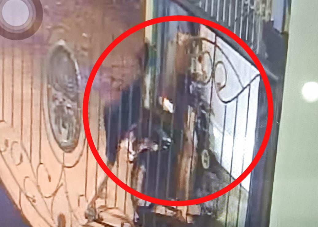 Terekam Kamera CCTV, 2 Pelaku Curanmor di Palembang Beraksi Dini Hari Angkut Motor Dalam Pagar 