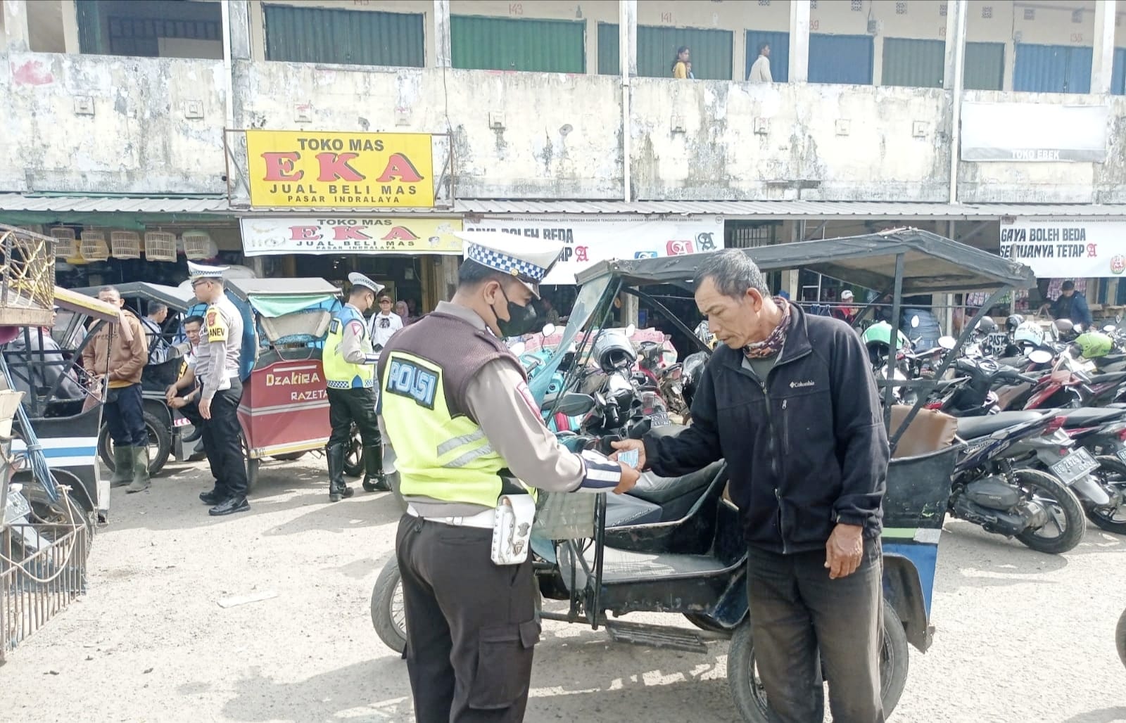 Sat Lantas Polres Ogan Ilir Blusukan ke Pasar Indralaya, Sebar Imbauan Operasi Keselamatan Musi 2023