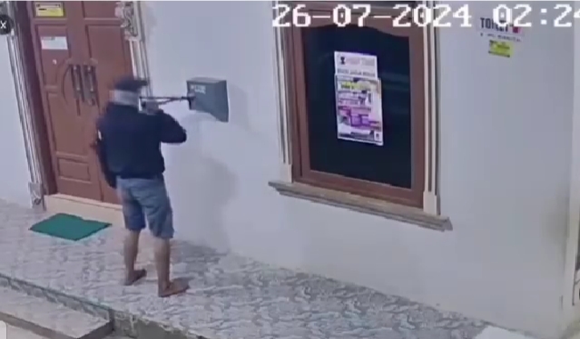 Pakai Gunting Besi, Kotak Amal Mushala yang Digantung di Dinding Dijebol Maling, Aksi Pelaku Terekam CCTV
