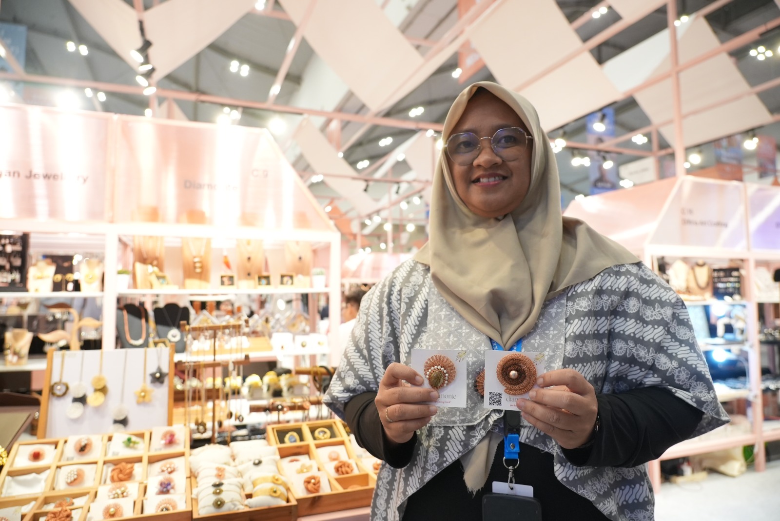 Rosydah dan Diamonte: Inovasi Perhiasan Kawat Tembaga UMKM Mojokerto yang Mendunia Berkat BRI