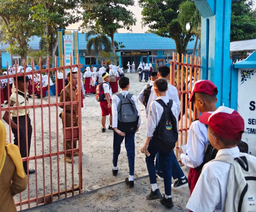 Sejumlah Orang Tua Hantar Anak Hari Pertama ke Sekolah