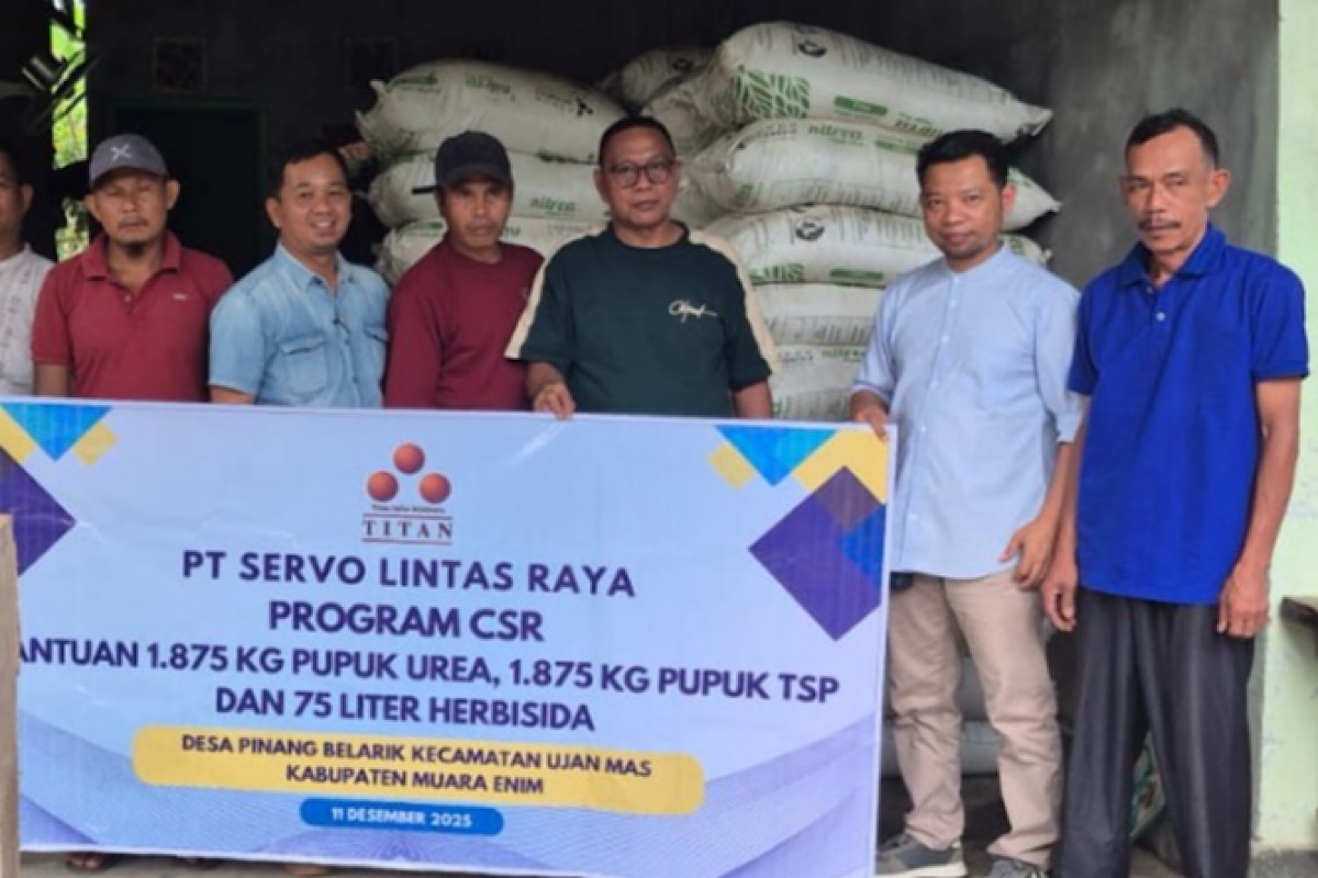 PT SLR Salurkan 7,1 Ton Pupuk Untuk Kelompok Tani di Desa Pinang Belarik Ujan Mas Muara Enim 