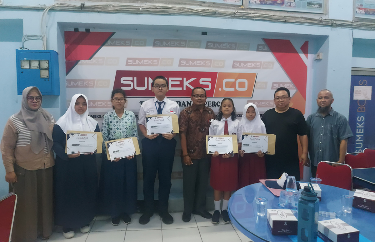 SENYUM CERAH Para Pemenang Lomba Menulis 2025, Disdik Palembang bersama SUMEKS.CO Terima Hadiah!