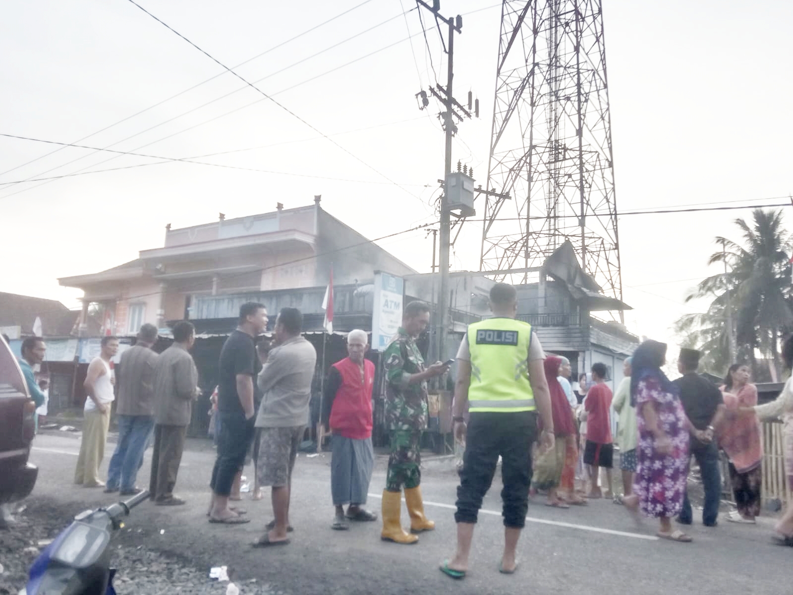 Kebakaran Ruko di Ogan Ilir Hingga Nyaris Tak Tersisa, Kapolsek Muara Kuang Inisiatif Berikan Bantuan