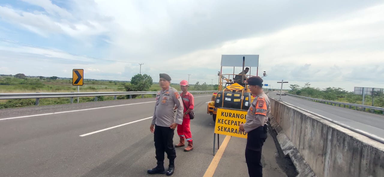 Jelang Operasi Nataru, Dit Pamobvit Polda Sumsel Patroli di Tol Kayuagung-Palembang 
