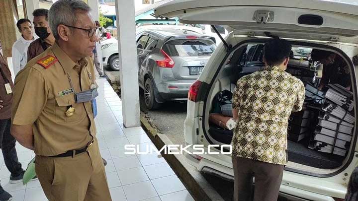 Penyidik Sita Bundel Berkas Sembilan Kabupaten