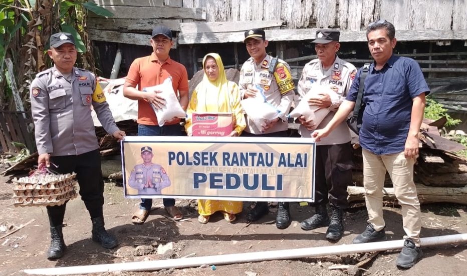 Alami Rumah Roboh, Bu Ida Ucapkan Terima Kasih atas Bantuan serta Kepedulian Polsek Rantau Alai Ogan Ilir