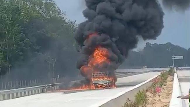 Diduga Angkut BBM Ilegal, Pick Up Terbakar Hebat di Tol Bayung Lencir-Tempino, Kondisi Sopir Bikin Merinding!