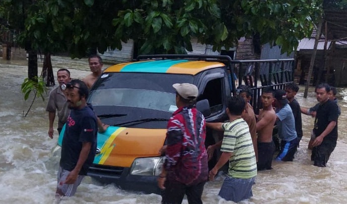   Mobil dan Motor Tidak Bisa Melintas, Desa Kelumpang Jaya Banjir 