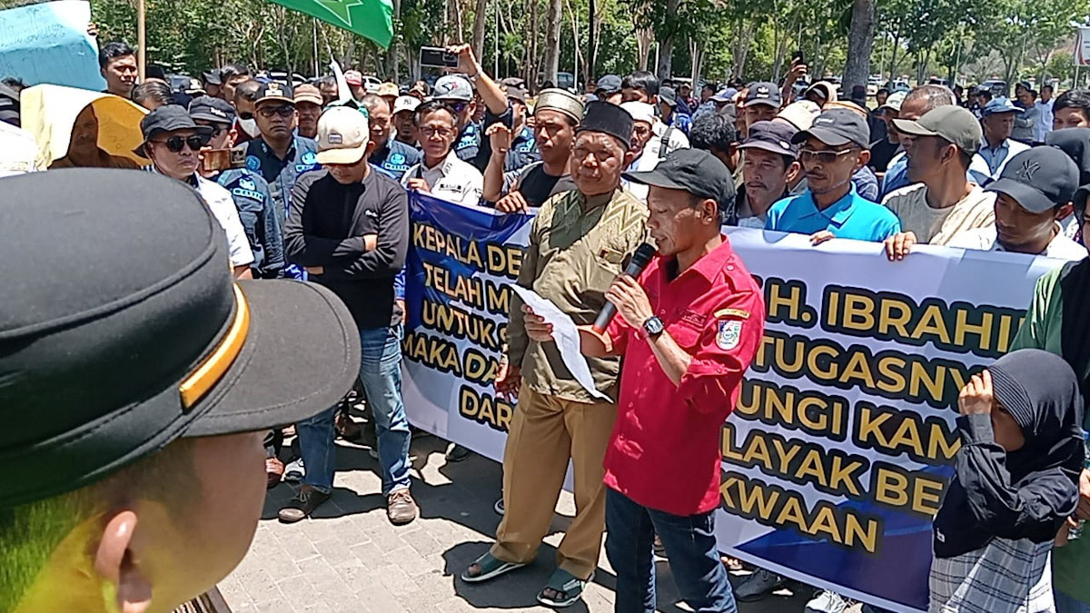 Ratusan Kades dan Warga Desa Air Solok Batu Tuntut Keadilan di Kantor Bupati