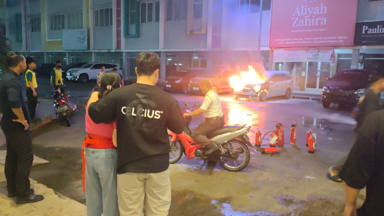 Diduga Korsleting, Mobilio Putih Terbakar di Parkiran OPI Mall, Pengunjung Panik
